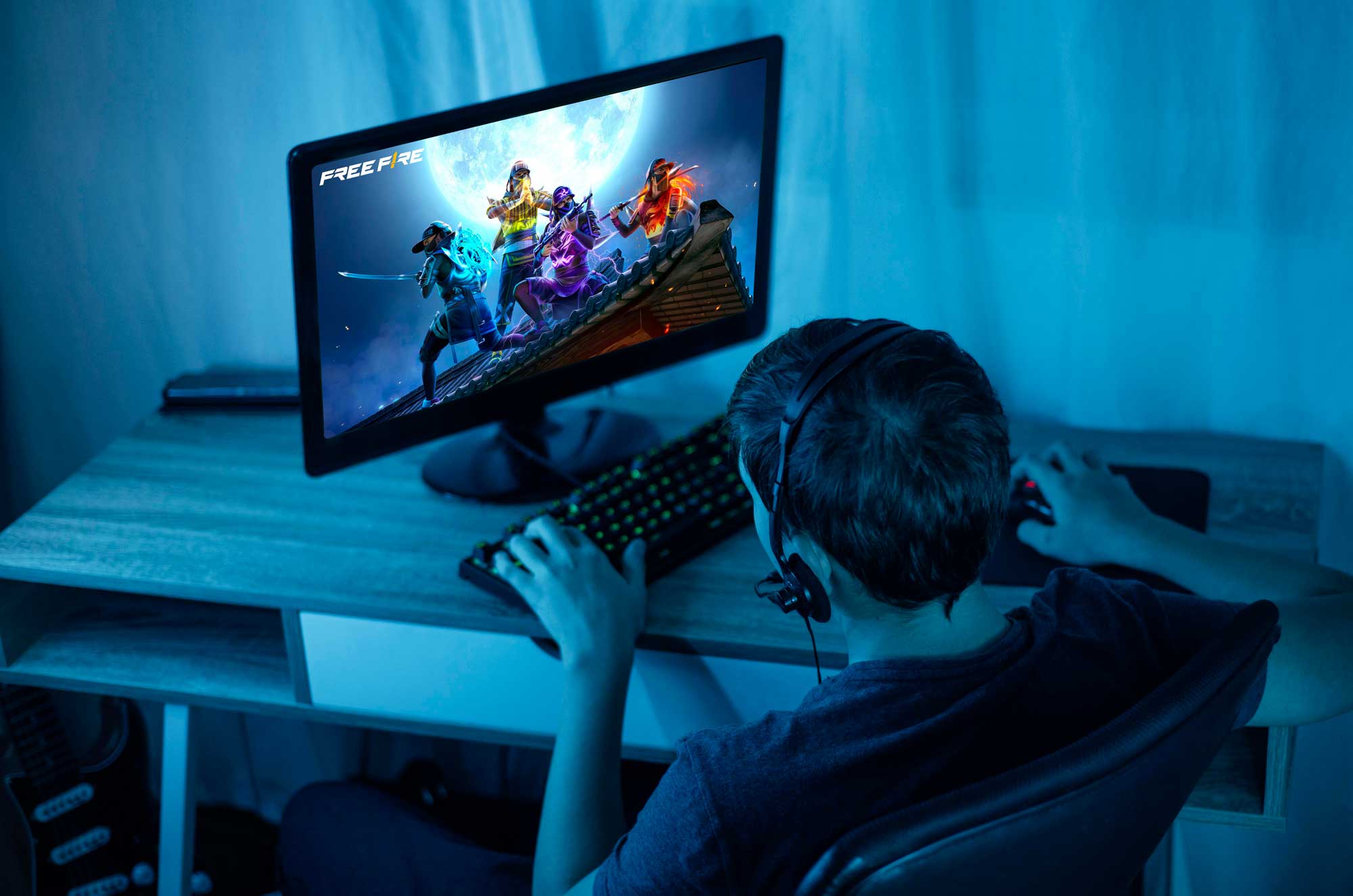 joven jugando free fire